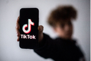 Provocările TikTok. Distracție virtuală cu urmări reale și lecții grele pentru generația digitală